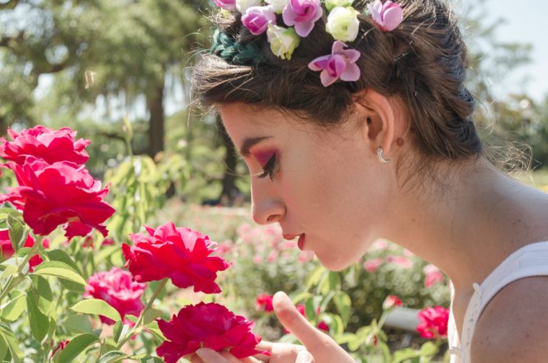 Cele mai Bune Parfumuri de Trandafiri pentru Femei: O Ghidare Parfumată